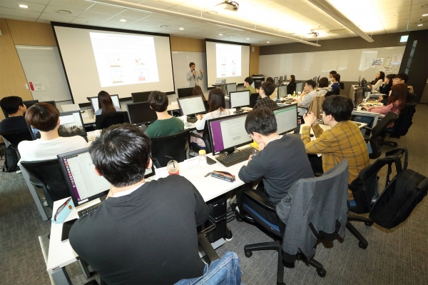 지난해 5월, 성남시 분당구 KT 그룹인력개발원 인공지능 교육센터에서 AI아카데미에 참여한 교육생들이 AI 분야의 강의를 듣고 있다 (사진=KT)