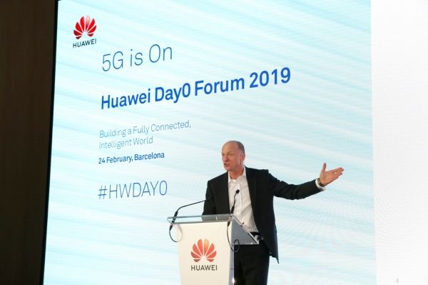 올레프 스완티(Olaf Swantee) 선라이즈 최고경영자(CEO)가 MWC 2019 기간 중 열린 화웨이 행사에 참석해 5G 상용화 서비스 계획에 대해 설명하고 있다 (사진=화웨이)