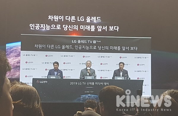 권봉석 LG전자 MC/HE사업본부장 사장(가운데)이 LG 올레드 TV에 대해 설명하고 있다.