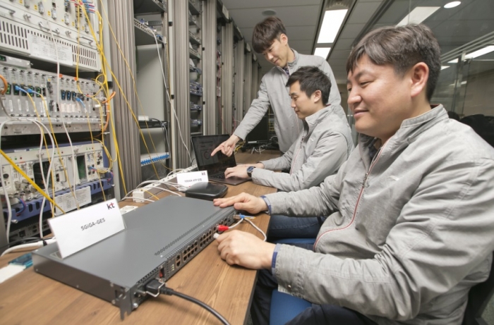 KT 직원들이 기존 UTP 케이블을 통해 5기가 UTP 상용 장비의 인터넷 속도품질을 검증 하고 있다.