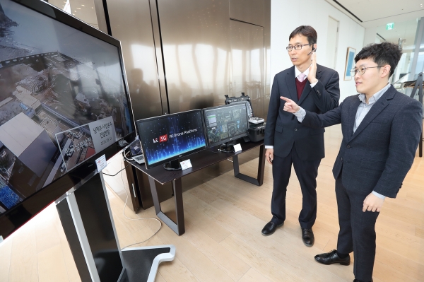 KT 직원들이 KT 광화문 이스트 빌딩에서 AI 음성인식 드론 플랫폼의 시연 화면을 지켜보고 있다 (사진=KT)