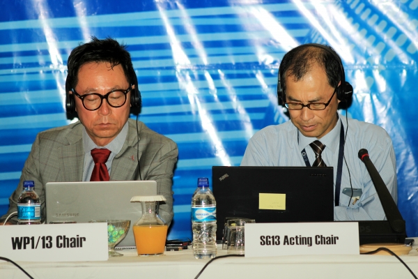 짐바브웨 빅토리아폴스에서 개최된 국제 전기 통신 연합(ITU-T) 국제회의에 KT 김형수 박사(왼쪽)가 SG-13 회의를 진행하고 있다 (사진=KT)