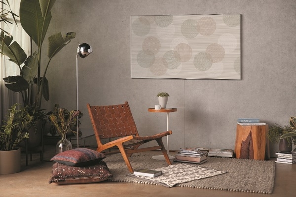 삼성 QLED TV에 날씨와 시간에 따라 색채와 움직임이 변하는 세계적인 디자이너 '스홀턴 & 바잉스' 작품의 매직스크린 모드가 띄워져 있다.(사진=삼성전자)