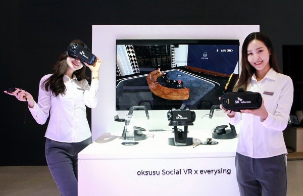 SK텔레콤 전시 부스에서 모델들이 옥수수 소셜(oksusu Social) VR을 체험하고 있다 (사진=SK텔레콤)
