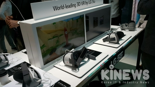 MWC 2019의 LG 전시 부스에서 VR 서비스들이 소개돼 있다