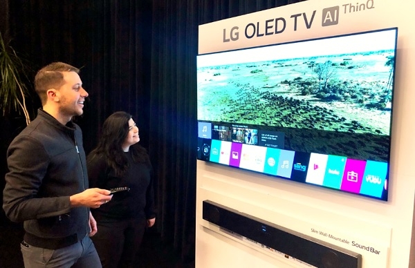 LG전자가 미국 뉴욕에서 진행한 2019년형 LG 올레드 TV 신제품 체험행사에서 참석자들이 LG 올레드 TV 신제품을 살펴보고 있다.(사진=LG전자)