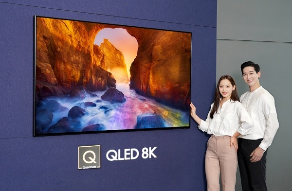 삼성전자 모델들이 삼성 디지털프라자 삼성대치점에서 화질에서 스마트 기능까지완전히 새로워진 2019년형 'QLED TV'를 소개하고 있다.(사진=삼성전자)