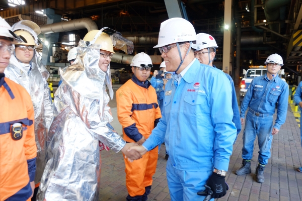 최정우 회장이 크라카타우포스코 제철소 현지 직원들을 격려했다. (사진=포스코)