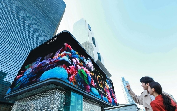 삼성전자, 2019년형 'QLED 8K' 출시 기념 디지털 사이니지 광고 선보여(사진=삼성전자)