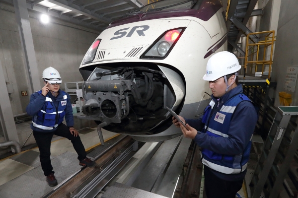 서울 수서역 SRT 정비소에서 SR 정비 직원들이 KT 5G AR 스마트안경을 이용해 열차를 정비하고 있다 (사진=KT)