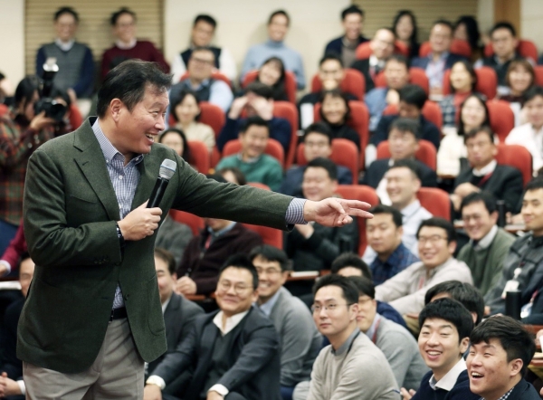 최태원 SK 회장은 지난 1월 8일 서울 종로구 SK서린빌딩에서 열린 ‘행복 토크’에서 양말 하나에 변화를 줘도 삶에 소소한 행복이 있다고 말했다. (사진=SK 공식 홈페이지)