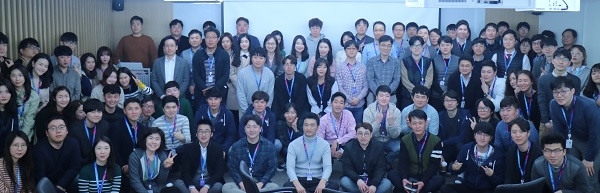 이현철 민앤지 대표와 임직원들이 행복한 직장 만들기 프로젝트 ‘톡 투 유’를 통해 서로 소통하는 시간을 가졌다.(사진=민앤지)