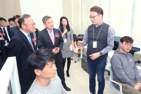 하현회 LG유플러스 부회장(사진 가운데)이 LGU+ 5G 이노베이션 랩에서 중소기업 직원들의 기술 테스트를 살펴보며 설명을 듣고 있다 (사진=LG유플러스)