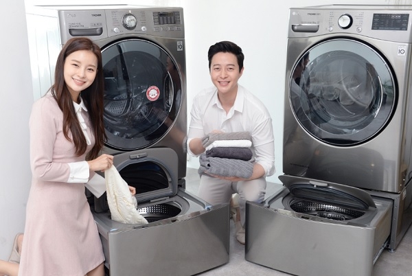 LG전자 모델이 트윈워시 세탁기, 건조기를 소개하고 있다.(사진=LG전자)