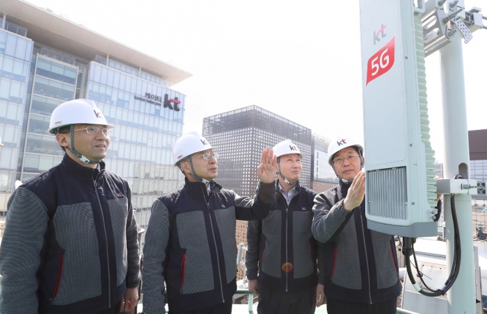 KT 황창규 회장이 서울 광화문 일대 5G 기지국이 구축된 곳을 방문해 네트워크 구축 현장을 살펴보고 있다.