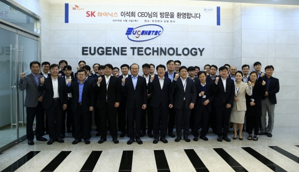 유진테크를 방문한 SK하이닉스 이석희 CEO(맨 앞줄 왼쪽에서 다섯번째)가 임직원들과 함께 기념촬영을 하고있다.(사진=SK하이닉스)