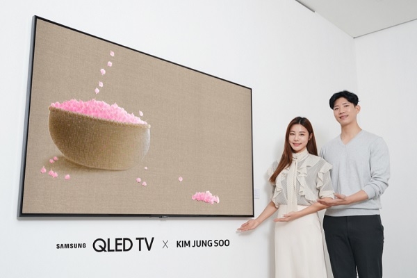 삼성전자 모델들이 삼성 'QLED'에 전시된 '진달래-축복' 미디어 아트를 소개하고 있다.(사진=삼성전자)