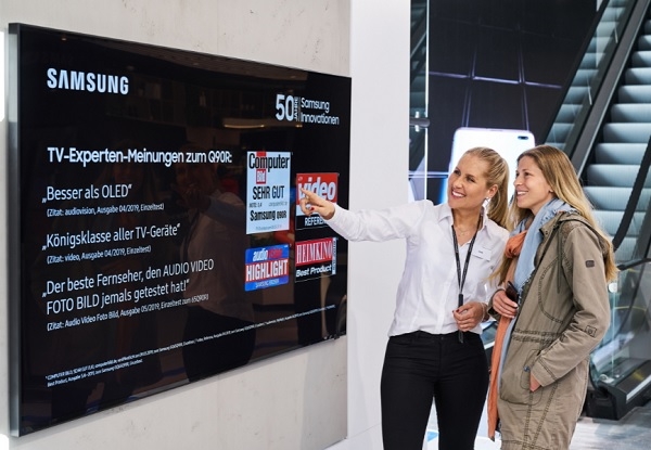 독일 프랑크푸르트 시내에 위치한 삼성 쇼케이스 매장에서 판매 직원이 고객에게 영상·음향기기 전문 매체들로부터 호평받은 QLED TV를 소개하고 있다.(사진=삼성전자)