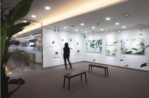 SK텔레콤은 인천 구월동에 위치한 Tworld 인천지점을 전도유망한 청년 작가의 작품을 전시하는 ‘청년갤러리’로 새롭게 단장했다고 17일 밝혔다.