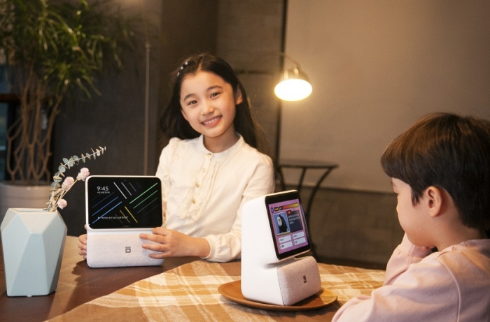 SK텔레콤 어린이모델들이 디스플레이를 탑재한 보이는 AI(인공지능) 스피커 ‘누구 네모(NUGU nemo)’를 소개하고 있다.