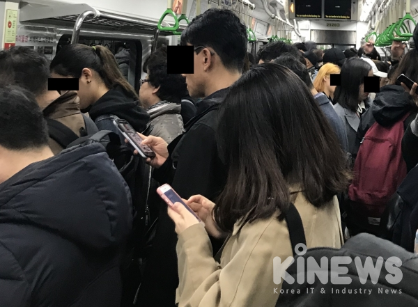 지하철 승객 대부분 이동하는 동안 스마트폰 스크린을 보고 있다. (사진=석대건 기자)