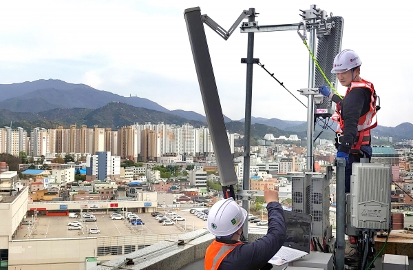 LG유플러스 직원들이 광주광역시 북구 중흥동에 5G 기지국을 구축하고 서비스 품질을 높이기 위한 최적화 작업을 하고 있다. (사진=LG유플러스)