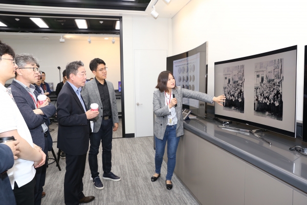 박진효 SK텔레콤 ICT기술센터장(오른쪽에서부터 2번째)와 관계자들이 테크갤러리를 둘러보고 있다 (사진=SK텔레콤)