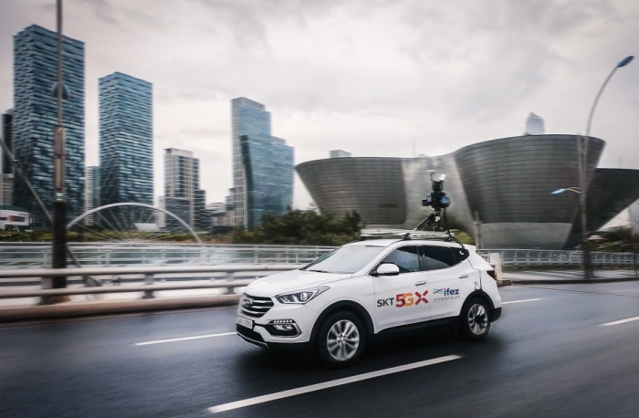 인천경제자유구역 송도국제도시에서 SK텔레콤의 HD맵 구축 차량이 공간정보를 수집하고 있다.