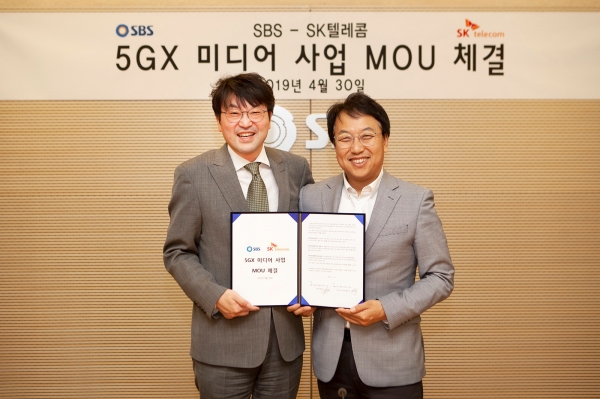 김혁 SK텔레콤 5GX 미디어사업그룹장(오른쪽)과 SBS 정승민 전략기획실장(왼쪽)이 30일 SBS 목동 사옥에서 5G 기반 뉴미디어 사업 개발을 위한 MOU를 체결했다 (사진=SK텔레콤)