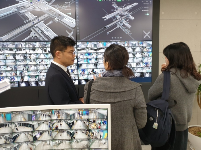 사진은 LG유플러스 직원이 홍콩에서 온 세계대중교통협회 관계자들에게 ‘스마트 스테이션’ 3D맵에 대해 설명하는 모습.