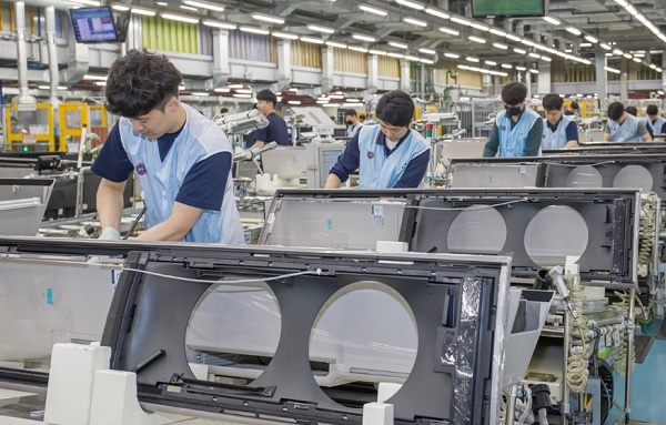 광주광역시 광산구 하남산단 6번로에 위치한 삼성전자 광주사업장에서 직원들이 '무풍에어컨'을 생산하고 있다.(사진=삼성전자)