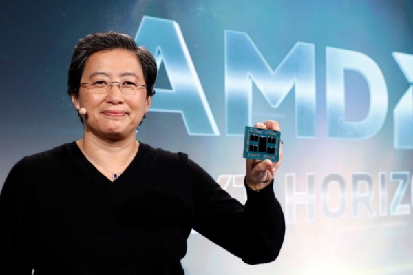AMD 리사 수 CEO가 로마(Rome) 프로세서를 들고 있다.(사진=AMD)