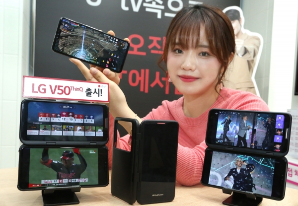 LG유플러스는 핵심 서비스인 U+프로야구, 골프, 아이돌 라이브, U+VR•AR•게임 이용에 최적화된 U+5G 맞춤형 스마트폰 LG V50 씽큐를 10일 출시했다 (사진=LG유플러스)