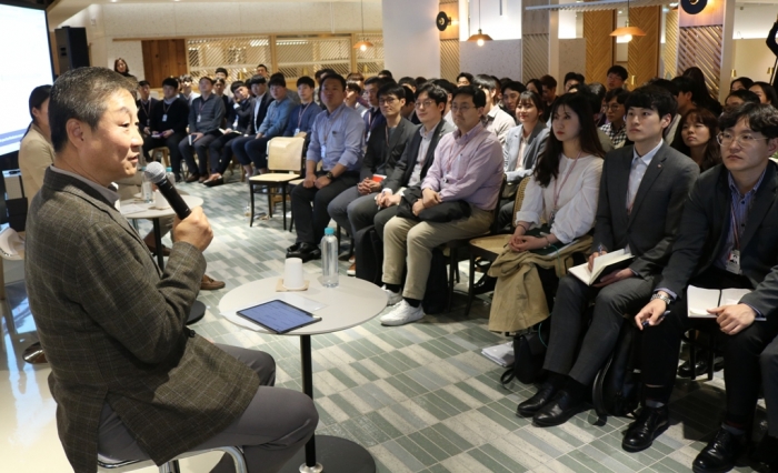 신현재 CJ제일제당 대표가 지난 30일 진행된 'CEO Live Talk'에서 구성원들과 이야기를 나누고 있다. (사진=CJ제일제당)