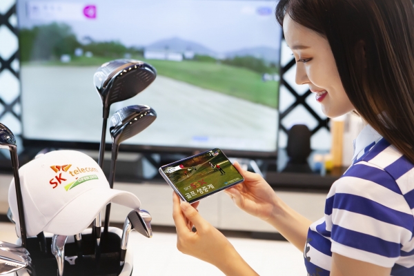 SK텔레콤 홍보모델들이 5G를 통해 SK텔레콤 오픈 2019 골프대회 생중계를 보고 있다 (사진=SK텔레콤)
