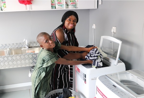 LG전자, 나이지리아 빈민가에 무료 세탁방 오픈하다.(사진=LG전자)