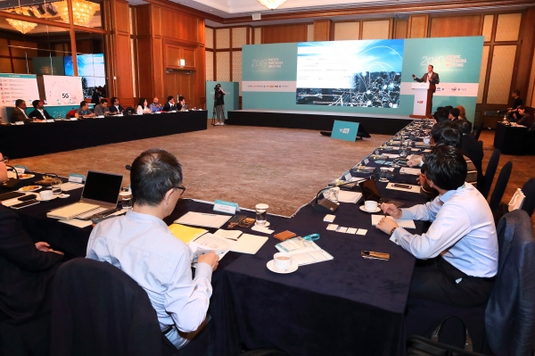 PPM 2019 참여 통신사 관계자들이 제주도 서귀포시 롯데호텔 제주에서 각국의 통신 사업 현황을 소개하고 글로벌 협력 방안을 논의하고 있다 (사진=KT)