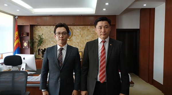 시스기어 엄상호 대표(왼쪾)와 몽골교육문화과학스포츠부 장관 바타르비레그 윤돈페렌레이가 기념 촬영을 하고 있다.