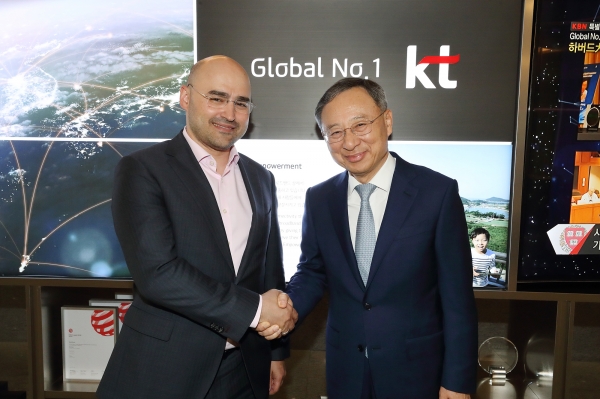 황창규 KT CEO(오른쪽)와 알렉세이 코르냐 러시아 모바일텔레시스템즈(MTS)그룹 CEO (왼쪽)가 기념 촬영을 하고 있다 (사진=KT)