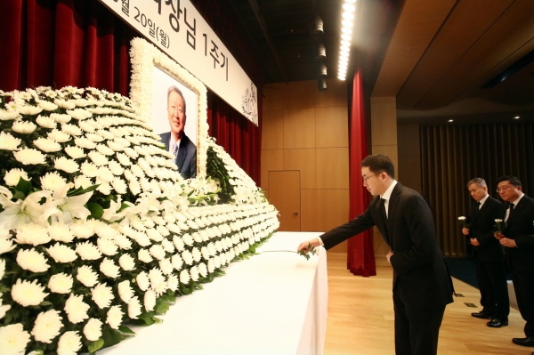 故 구본무 회장 1주기 추모식에서 구광모 LG 대표와 부회장단이 헌화를 하고 있는 모습(사진=LG)