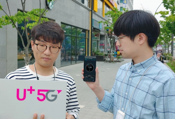 LG유플러스는 LG V50 씽큐 스마트폰으로 종로, 마곡 등 서울지역에서 5G 다운링크 속도를 측정한 결과, 1.1Gbps 이상의 속도 구현에 성공했다고 20일 밝혔다 (사진=LG유플러스)