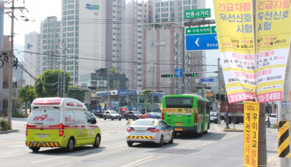 서울 강북구 번동 사거리에 강북소방서 구급차가 접근하자 교차로 신호등에 파란불이 들어왔다 (사진=LG유플러스)