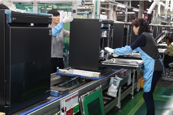 지난 22일 경남 창원사업장에서 LG전자 직원들이 LG 디오스 식기세척기를 생산하고 있다.(사진=LG전자)
