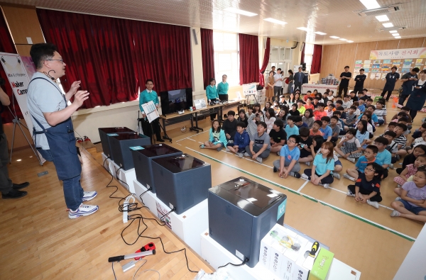 23일 울릉도 저동초등학교 학생들이 3D프린터를 활용한 반지 만들기 강연을 듣고 있다 (사진=KT)