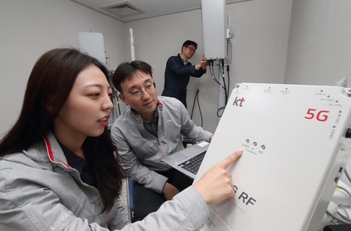 KT 연구원들이 서초구 우면동에 위치한 융합기술원에서 3.5GHz 주파수대역 5G RF 중계기 테스트를 진행하고 있다.