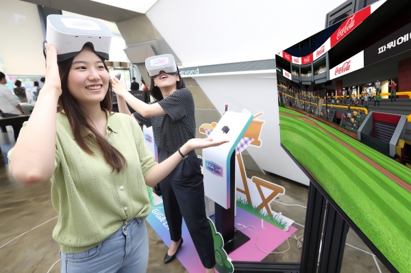 KT 모델들이 기가라이브TV를 이용해 VR 스포츠 게임을 즐기는 동시에 게임 속 경기장 전광판과 배너를 통해 노출되고 있는 VR 광고를 체험하고 있다 (사진=KT)