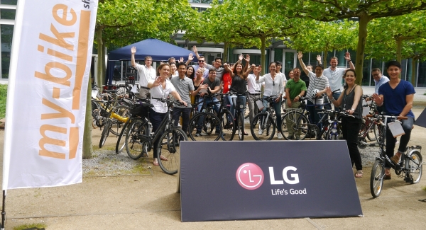 LG전자가 세계 환경의 날(6월 5일)을 맞아 대기오염물질을 줄이는 이벤트를 마련했다. 독일에서 근무하는 LG전자 직원들이 자전거 타고 출근하는 날(Bike To Work Day) 행사에 참여한 모습 (사진=LG전자)