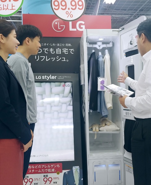 일본의 한 가전매장에서 직원이 고객에게 LG 트롬 스타일러를 소개하고 있다.(사진=LG전자)