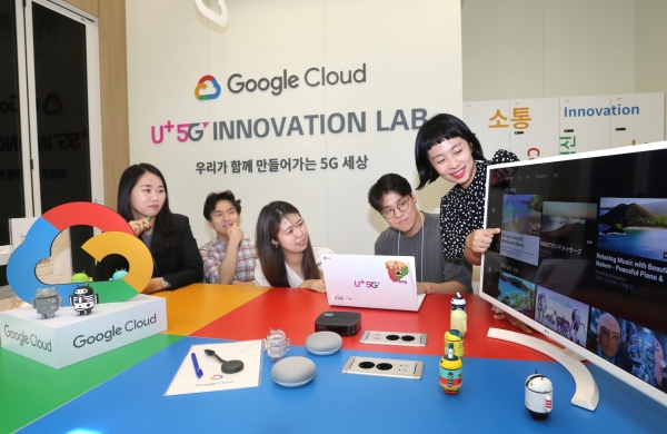최근 오픈한 구글 룸에서 LG유플러스 직원들과 스타트업 직원들이 서비스를 테스트하고 있다 (사진=LG유플러스)