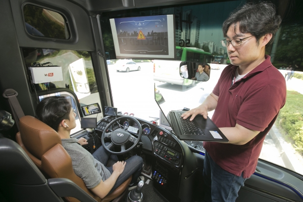 KT가 자율주행 버스를 활용해 서울 강북 지역에서 5G-V2X 기술을 실증하고 있다 (사진=KT)
